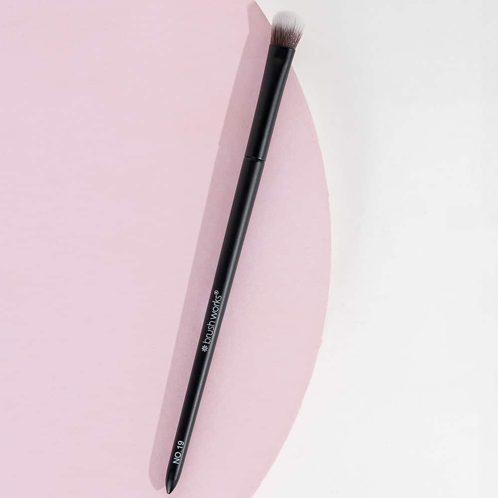 Brushworks No. 19 Crease Blending Eye Brush - image 3